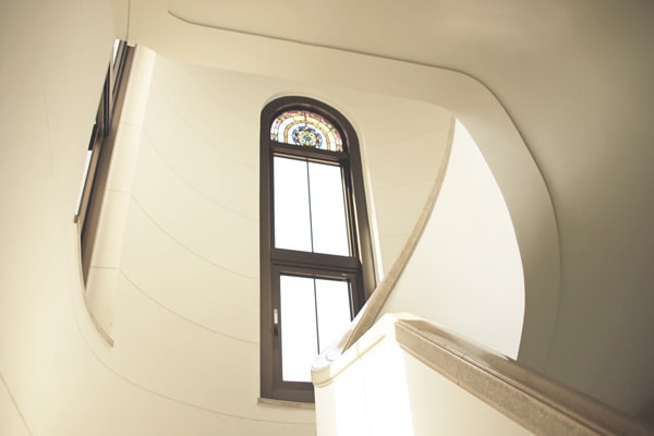 豊橋公会堂の内部、アーチ階段