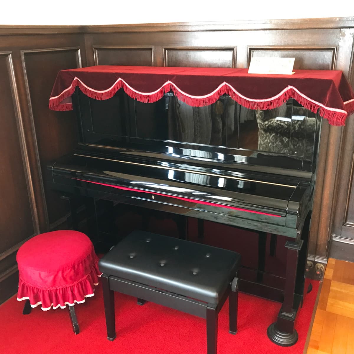 豊橋市公会堂、コスに合うピアノ